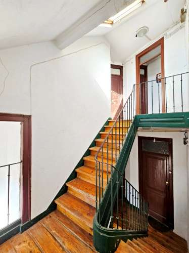 Prédio com 1 loja e 5 apartamentos, no centro de Oeiras