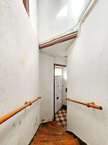 Prédio com 1 loja e 5 apartamentos, no centro de Oeiras