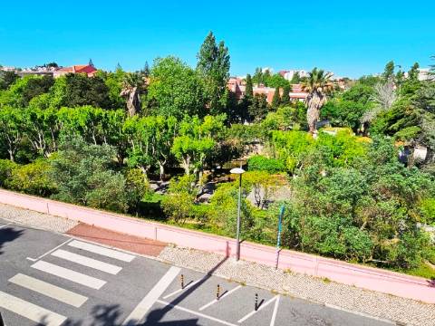 Prédio com 1 loja e 5 apartamentos, no centro de Oeiras