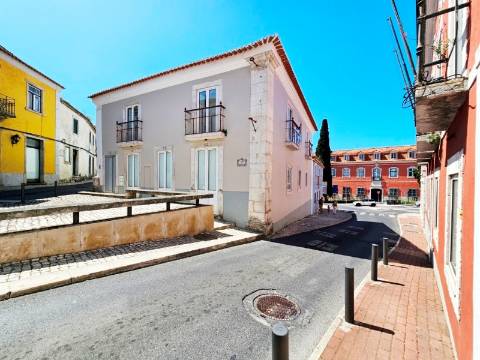 Prédio com 1 loja e 5 apartamentos, no centro de Oeiras