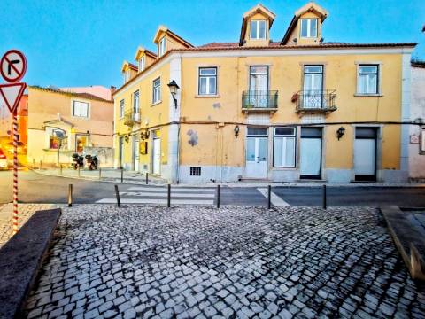 Prédio com 1 loja e 5 apartamentos, no centro de Oeiras