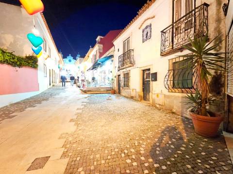 Prédio com 1 loja e 5 apartamentos, no centro de Oeiras