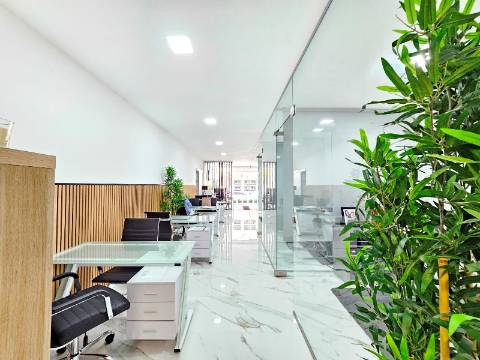 Loja com excelente visibilidade, no centro da Parede, Cascais