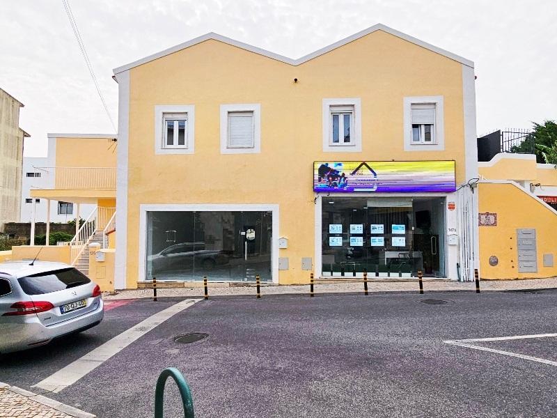 Loja com excelente visibilidade, no centro da Parede, Cascais