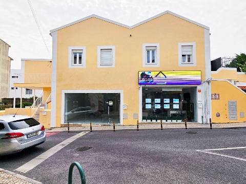 Loja com excelente visibilidade, no centro da Parede, Cascais