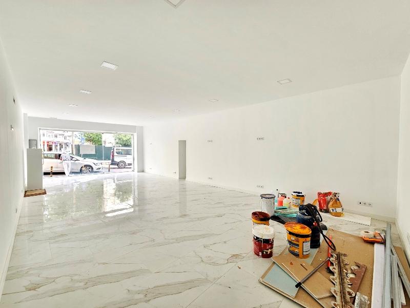 Loja com excelente visibilidade, no centro da Parede, Cascais