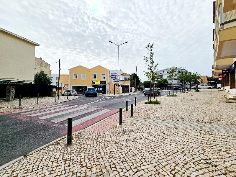 Loja com excelente visibilidade, no centro da Parede, Cascais
