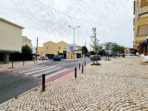 Loja com excelente visibilidade, no centro da Parede, Cascais
