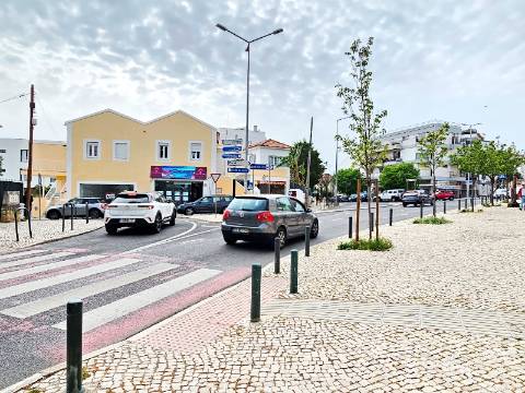 Loja com excelente visibilidade, no centro da Parede, Cascais