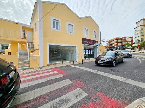 Loja com excelente visibilidade, no centro da Parede, Cascais