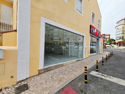 Loja com excelente visibilidade, no centro da Parede, Cascais
