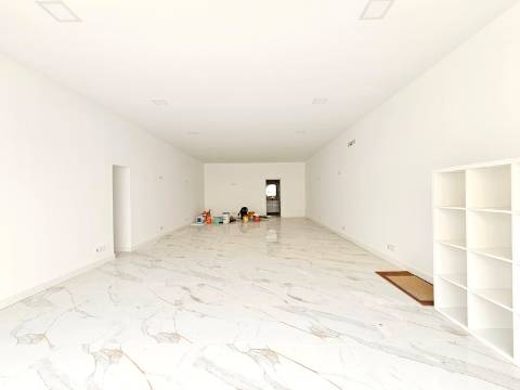 Loja com excelente visibilidade, no centro da Parede, Cascais