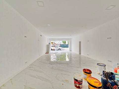 Loja com excelente visibilidade, no centro da Parede, Cascais