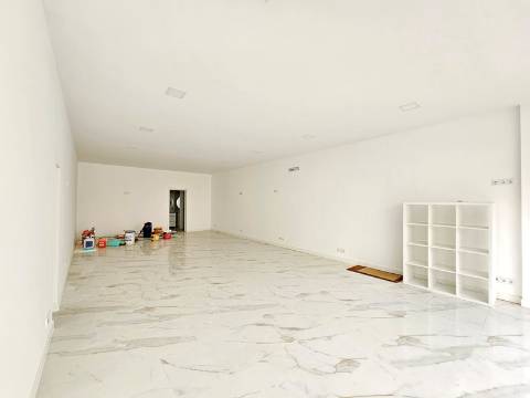 Loja com excelente visibilidade, no centro da Parede, Cascais