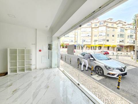 Loja com excelente visibilidade, no centro da Parede, Cascais