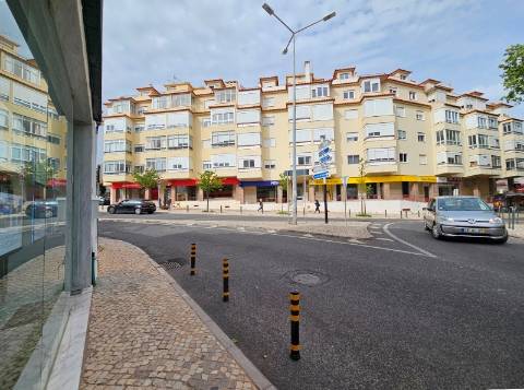 Loja com excelente visibilidade, no centro da Parede, Cascais