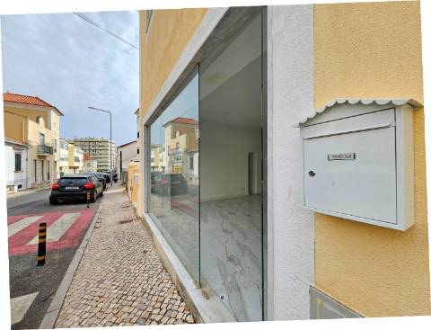 Loja com excelente visibilidade, no centro da Parede, Cascais