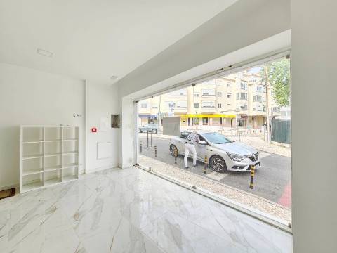 Loja com excelente visibilidade, no centro da Parede, Cascais