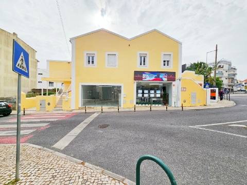 Loja com excelente visibilidade, no centro da Parede, Cascais
