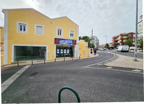 Loja com excelente visibilidade, no centro da Parede, Cascais