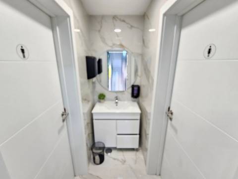 Loja com excelente visibilidade, no centro da Parede, Cascais