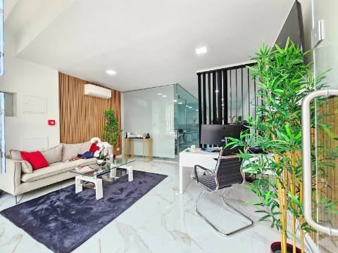 Loja com excelente visibilidade, no centro da Parede, Cascais