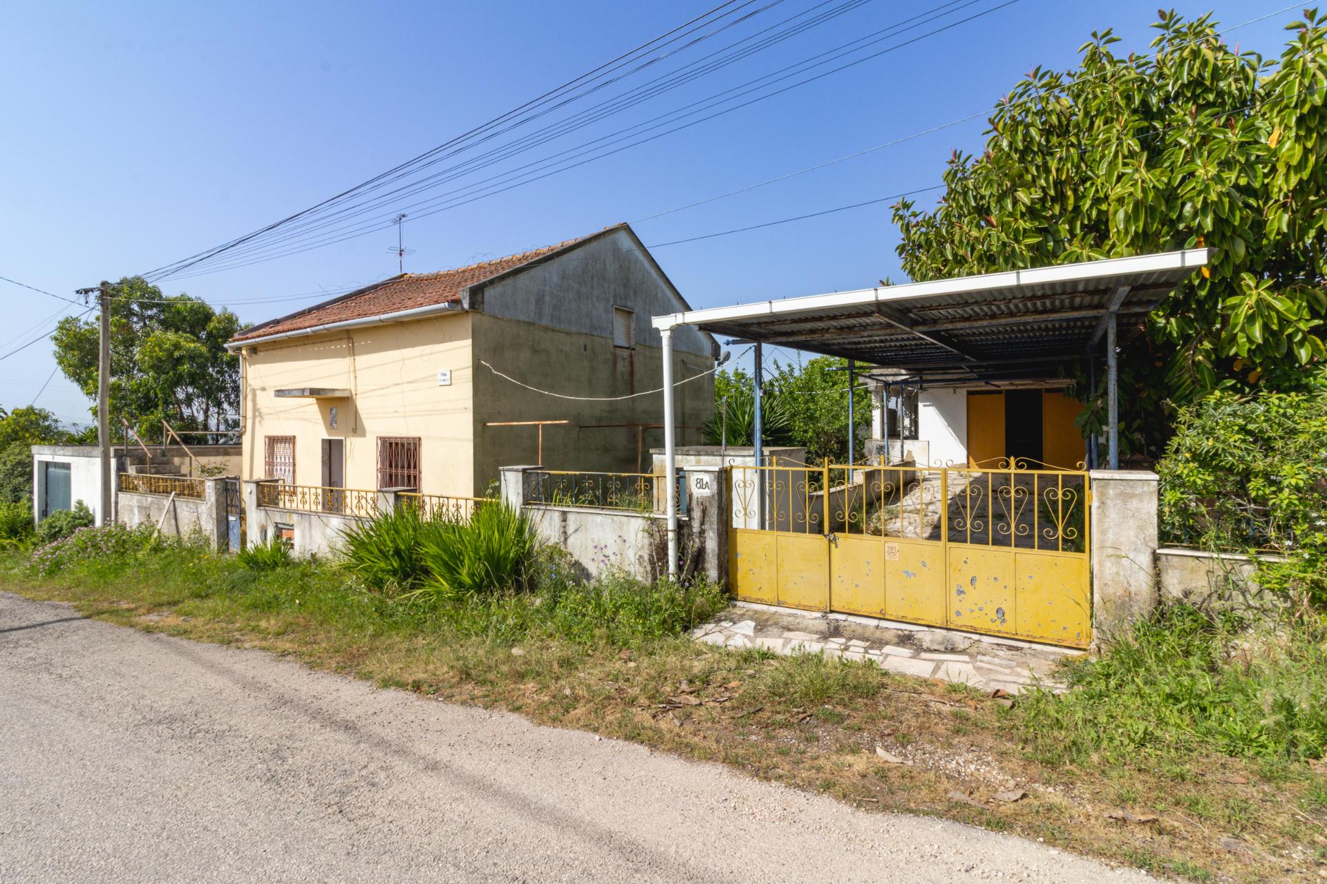 Moradia T2 para renovar, em Santo Antão do Tojal.