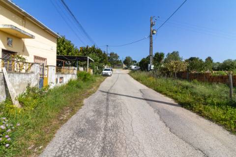 Moradia T2 para renovar, em Santo Antão do Tojal.