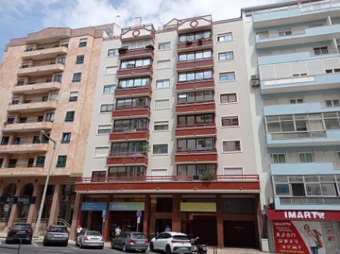 Apartamento T3 - renovado, c/ estacionamento, na Estrada da Luz - Lisboa