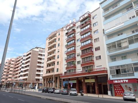 Apartamento T3 - renovado, c/ estacionamento, na Estrada da Luz - Lisboa
