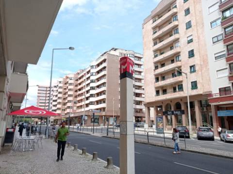 Apartamento T3 - renovado, c/ estacionamento, na Estrada da Luz - Lisboa