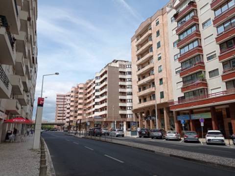 Apartamento T3 - renovado, c/ estacionamento, na Estrada da Luz - Lisboa