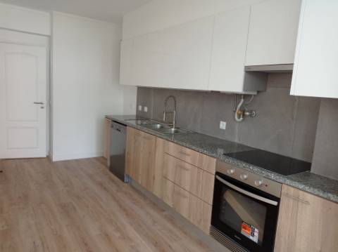 Apartamento T3 - renovado, c/ estacionamento, na Estrada da Luz - Lisboa