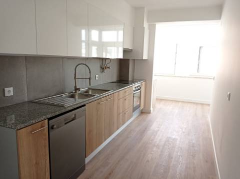 Apartamento T3 - renovado, c/ estacionamento, na Estrada da Luz - Lisboa