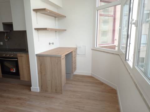 Apartamento T3 - renovado, c/ estacionamento, na Estrada da Luz - Lisboa