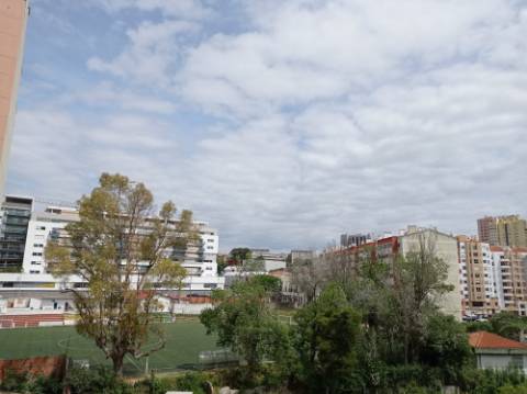 Apartamento T3 - renovado, c/ estacionamento, na Estrada da Luz - Lisboa