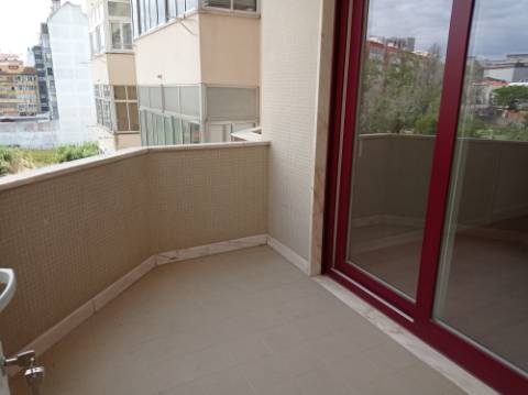 Apartamento T3 - renovado, c/ estacionamento, na Estrada da Luz - Lisboa