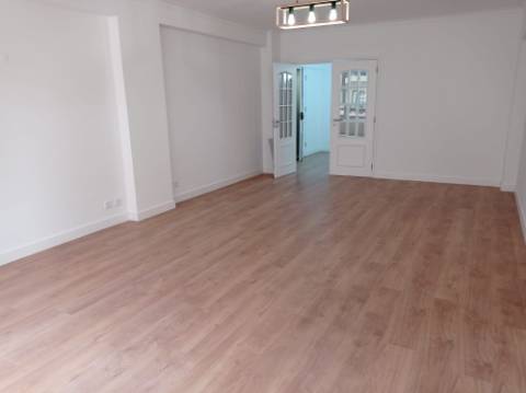 Apartamento T3 - renovado, c/ estacionamento, na Estrada da Luz - Lisboa