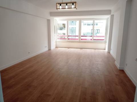 Apartamento T3 - renovado, c/ estacionamento, na Estrada da Luz - Lisboa