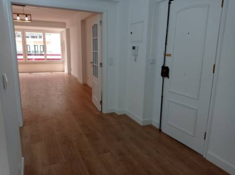 Apartamento T3 - renovado, c/ estacionamento, na Estrada da Luz - Lisboa