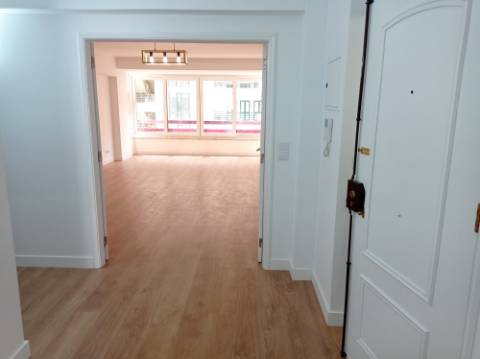 Apartamento T3 - renovado, c/ estacionamento, na Estrada da Luz - Lisboa