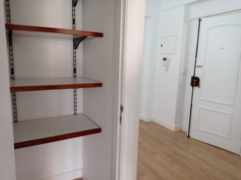 Apartamento T3 - renovado, c/ estacionamento, na Estrada da Luz - Lisboa