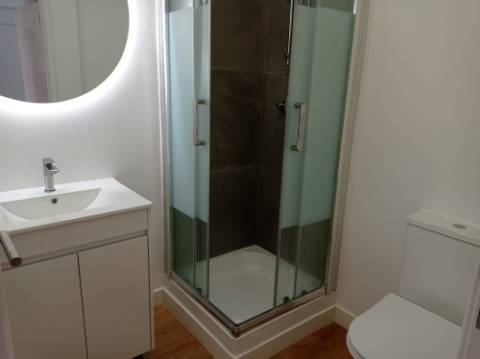 Apartamento T3 - renovado, c/ estacionamento, na Estrada da Luz - Lisboa