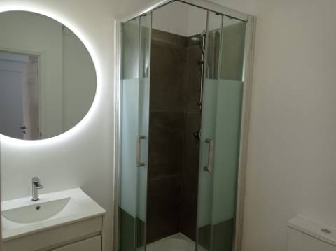 Apartamento T3 - renovado, c/ estacionamento, na Estrada da Luz - Lisboa