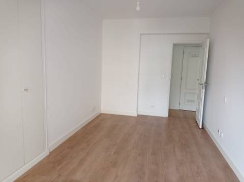 Apartamento T3 - renovado, c/ estacionamento, na Estrada da Luz - Lisboa