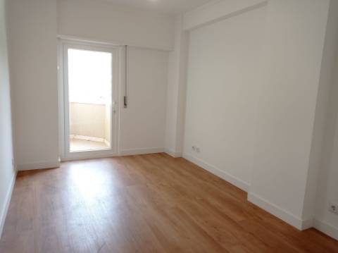 Apartamento T3 - renovado, c/ estacionamento, na Estrada da Luz - Lisboa