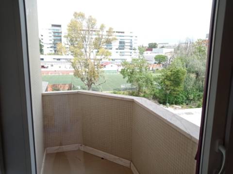 Apartamento T3 - renovado, c/ estacionamento, na Estrada da Luz - Lisboa