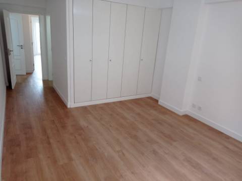 Apartamento T3 - renovado, c/ estacionamento, na Estrada da Luz - Lisboa