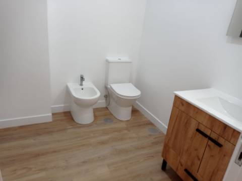 Apartamento T3 - renovado, c/ estacionamento, na Estrada da Luz - Lisboa