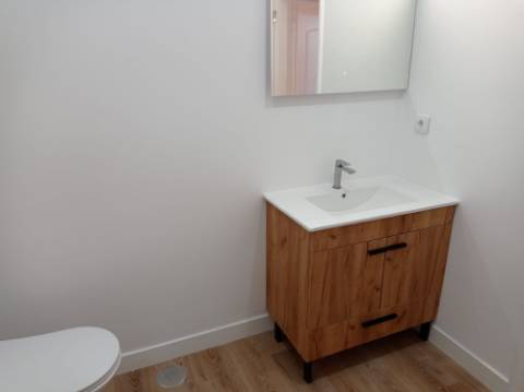 Apartamento T3 - renovado, c/ estacionamento, na Estrada da Luz - Lisboa